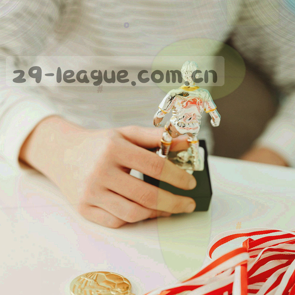 表盘式抽象图形，两个发光节点分别标出赛后六小时与四十八小时的更新位置
